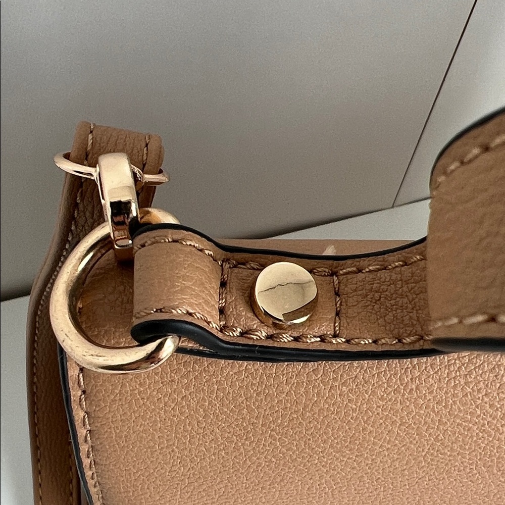 Chic Tan Crossbody Bag - Picture 3 of 5